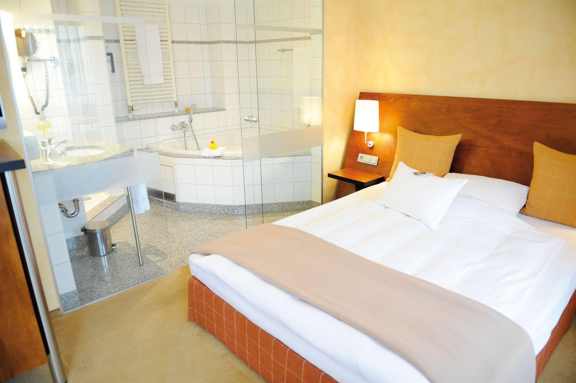 Wellings Romantik Hotel Zur Linde Moers Exterior foto