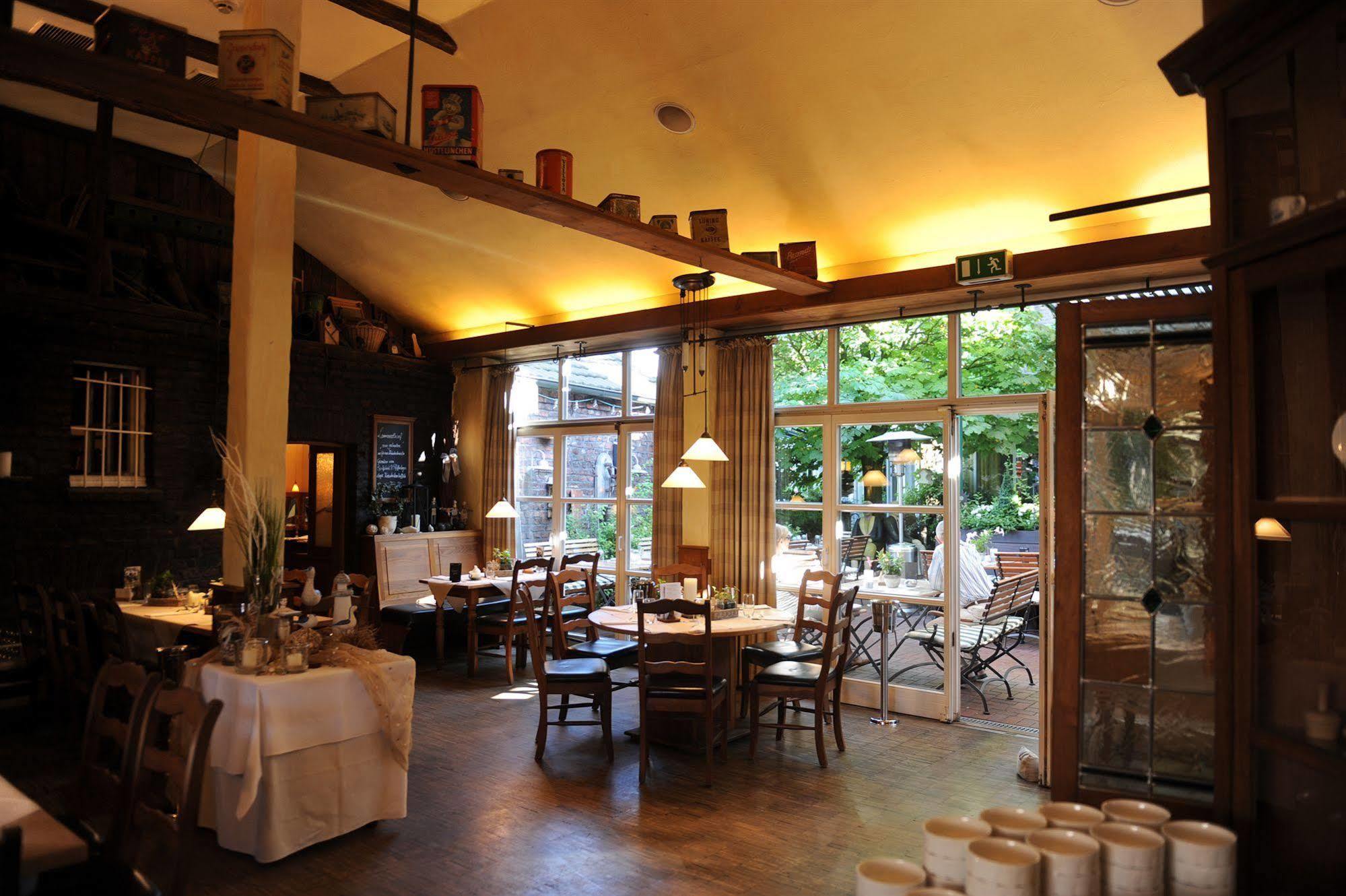 Wellings Romantik Hotel Zur Linde Moers Exterior foto