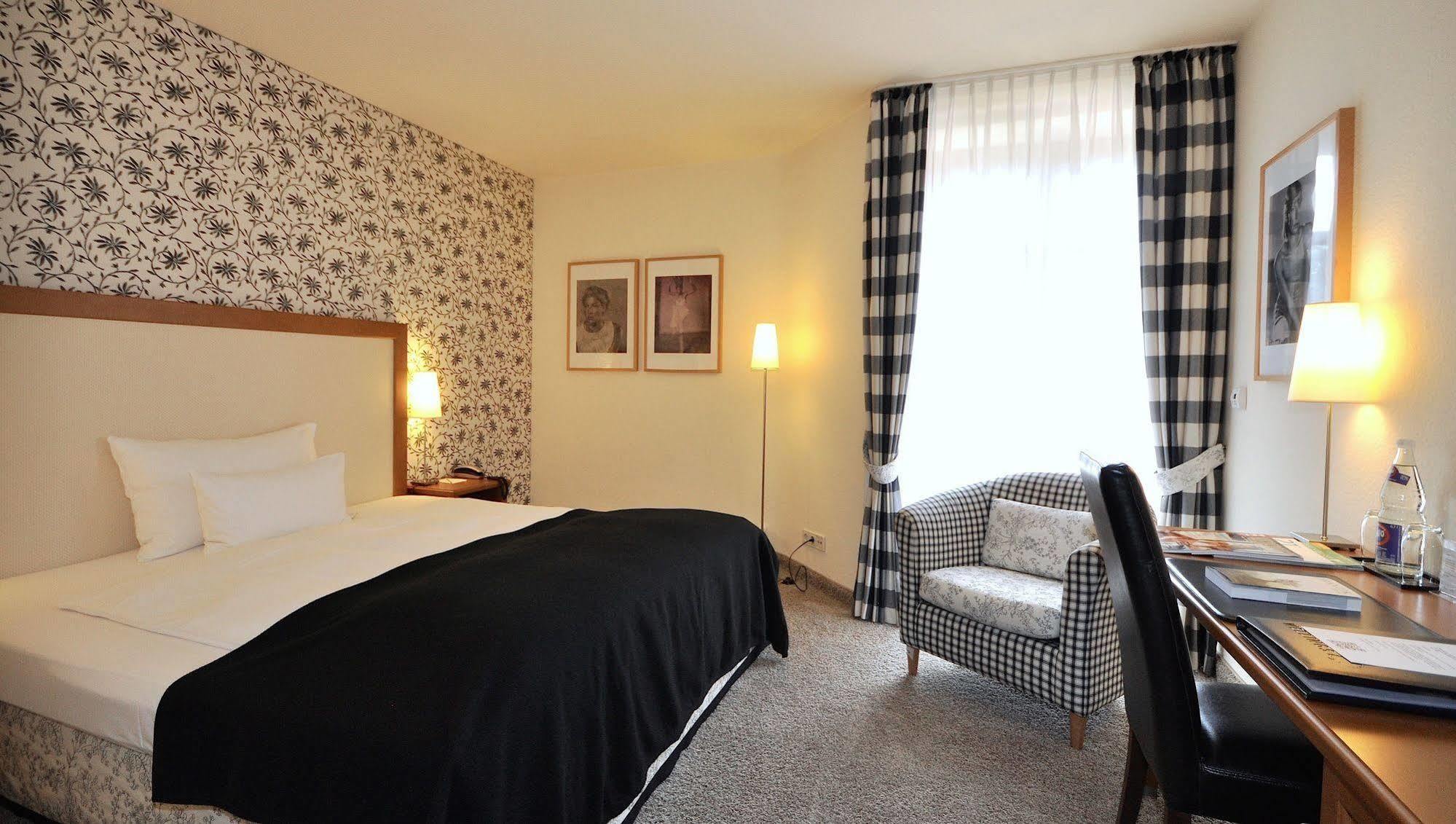 Wellings Romantik Hotel Zur Linde Moers Exterior foto