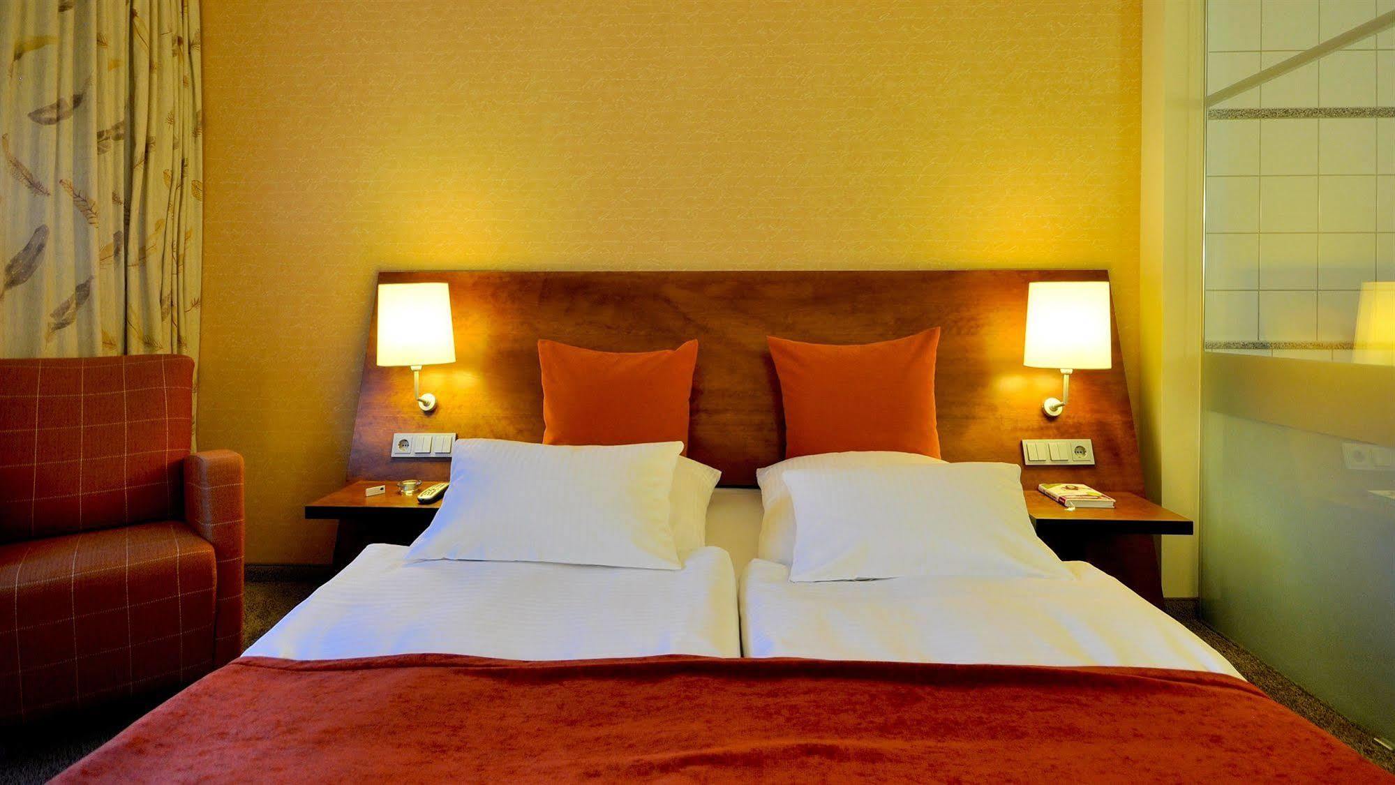 Wellings Romantik Hotel Zur Linde Moers Exterior foto